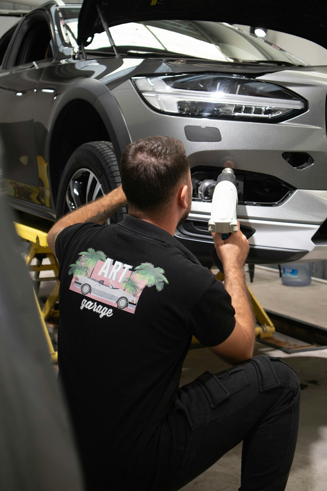 Автомаляр за работой в боксе